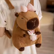 ¿Buscas una mochila única, adorable y funcional? ¡Conoce la Mochila de Peluche Capibara Kawaii💖 El accesorio perfecto que soluciona tu día a día con estilo y ternura.